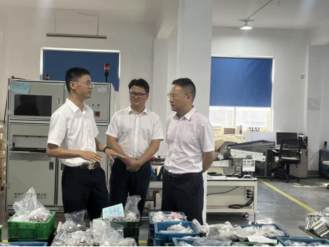 District Mayor Xu Hongtao visited Yuansheng Magnetics for research and guidance, encouraging the company to steadily advance and enhance its competitiveness.